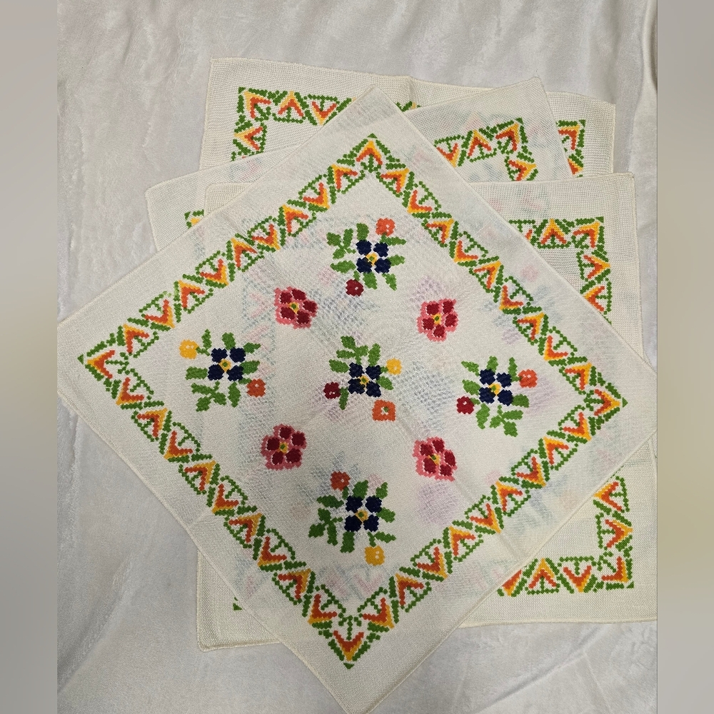 Vintage JCPenney 4 Napkins 17 IN.x17 In
